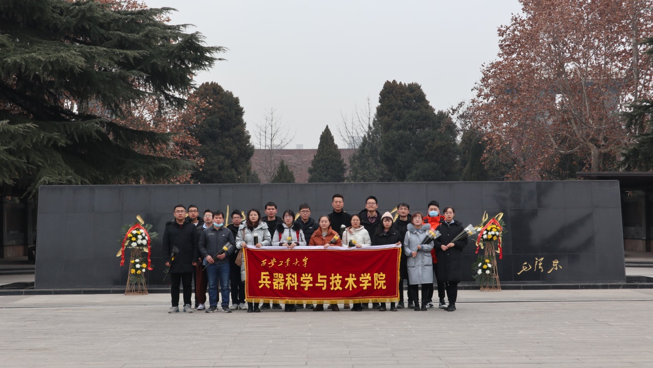 说明: C:\Users\lenovo\Desktop\(研究生)研三上\烈士陵园+聚餐12.26\新闻稿所用照片\IMG_2881.JPG