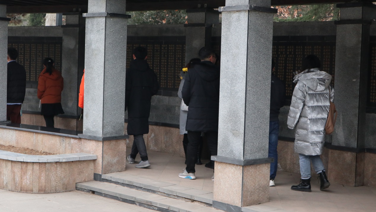 说明: C:\Users\lenovo\Desktop\(研究生)研三上\烈士陵园+聚餐12.26\新闻稿所用照片\烈士英名录.JPG