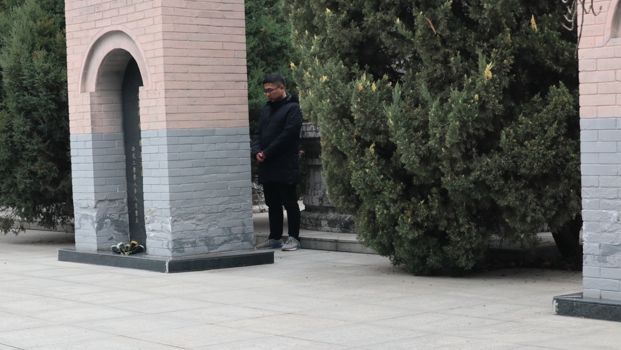 说明: C:\Users\lenovo\Desktop\(研究生)研三上\烈士陵园+聚餐12.26\新闻稿所用照片\烈士墓区鞠躬.JPG