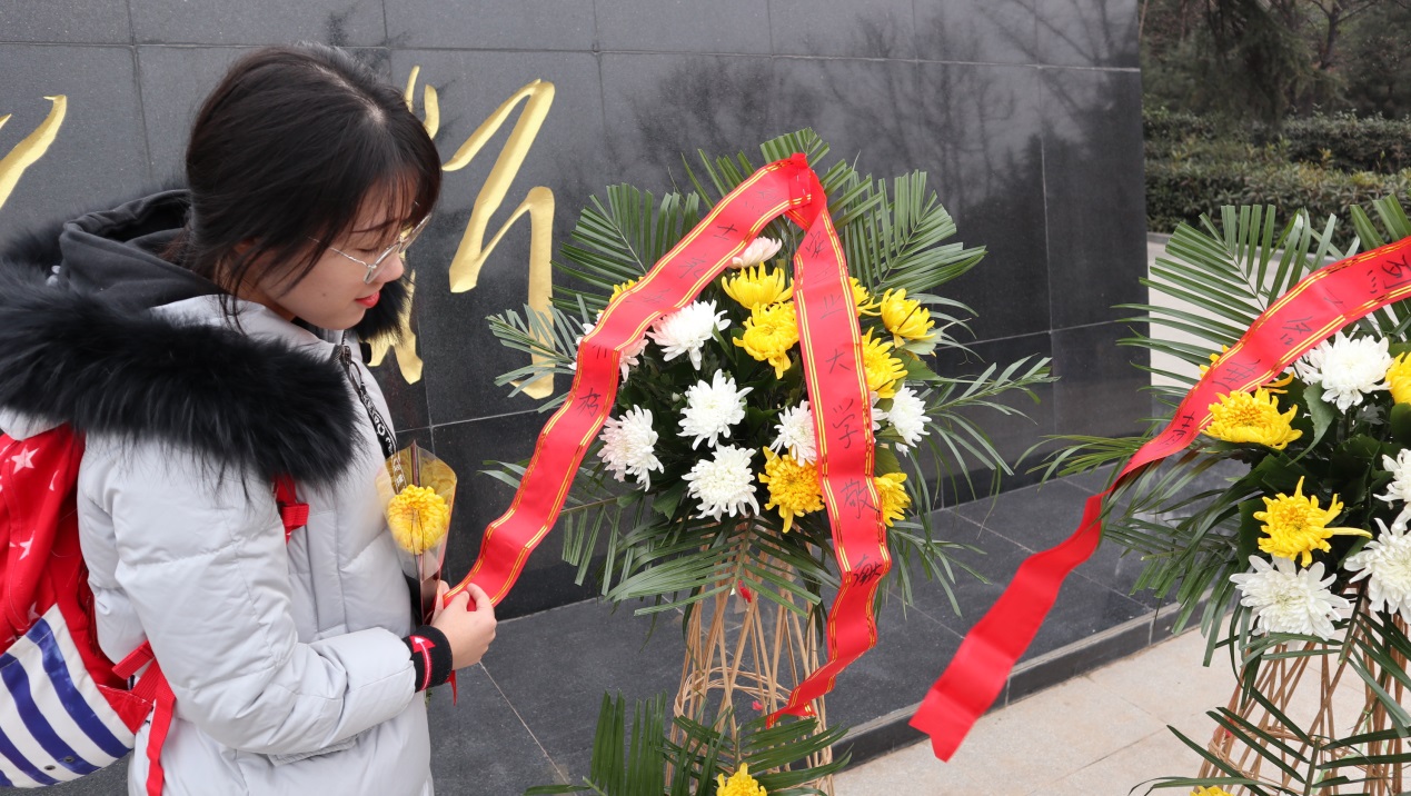 说明: C:\Users\lenovo\Desktop\(研究生)研三上\烈士陵园+聚餐12.26\新闻稿所用照片\IMG_2882.JPG